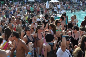 pic-pool_party_03 Wet and Wild Pool Party